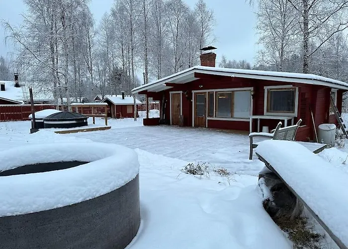Шале Ivalo Northern Lights Riverfront Lapland Sauna Hot Tub Near Airport Инари